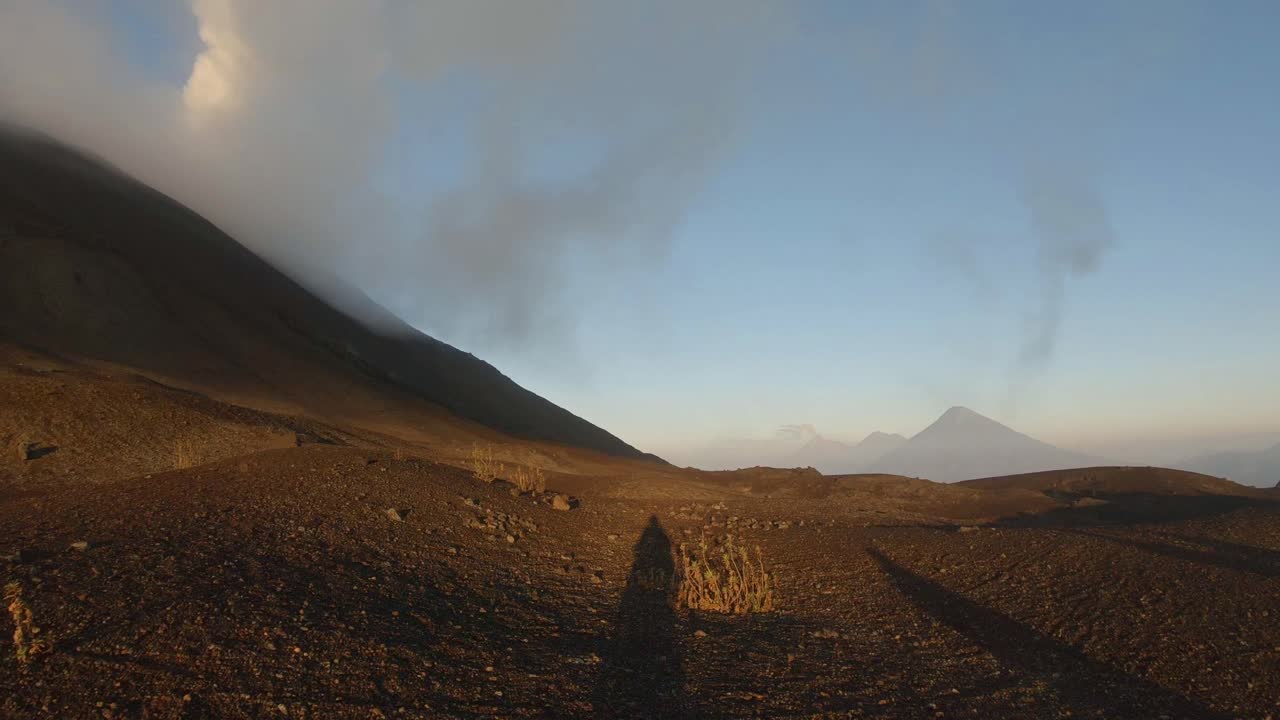 amanecer en el volcán pacaya en guatemala
