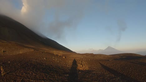 amanecer en el volcán pacaya en guatemala