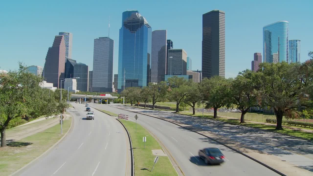 자동차는 휴스턴 시내로 이어지는 고속도로를 따라 운전합니다 2