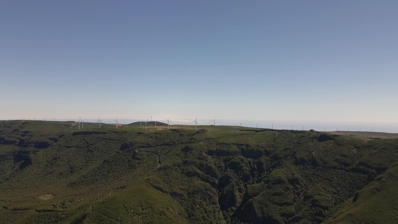 마데이라 섬 산 정상에 풍력 발전소가 있는 경우 조감도-2