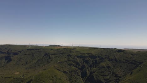 vista aérea de un parque eólico en la cima de las montañas de la isla de madeira-2