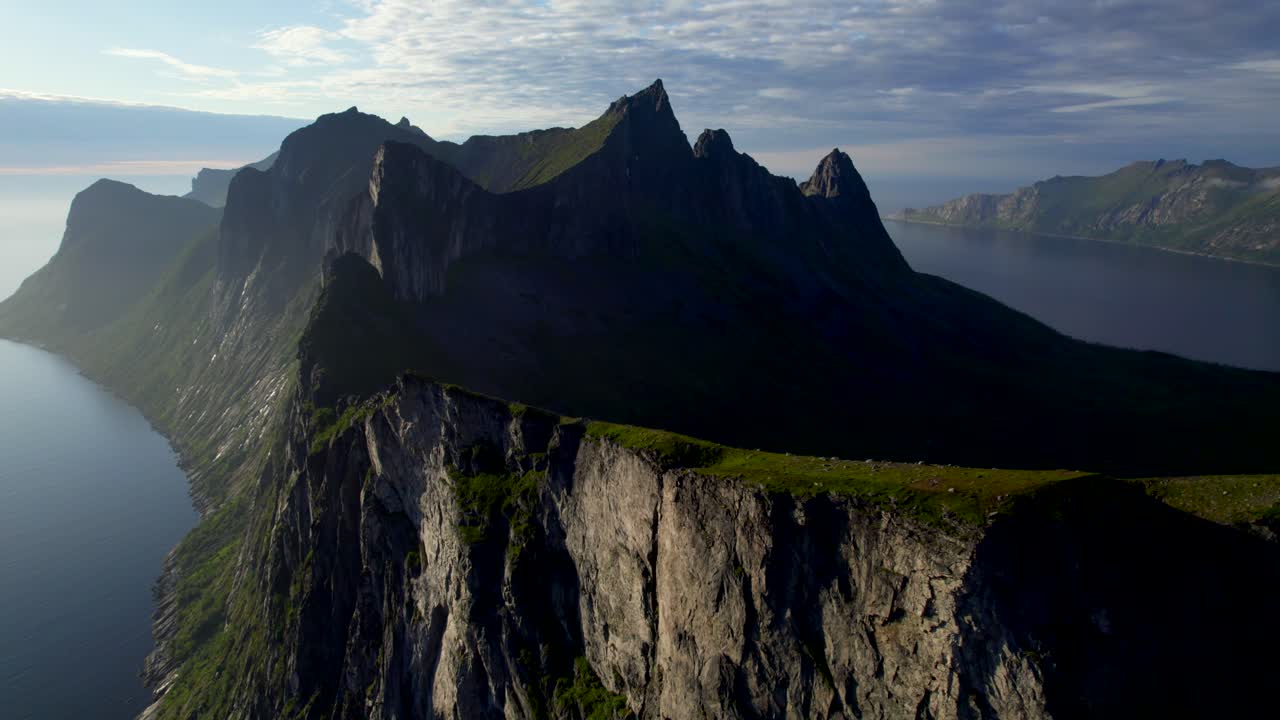 자정 태양 계절 에 세글라 와 헤스텐 근처 의 산족 군도 산맥 의 공중  ⁇ 도 전망