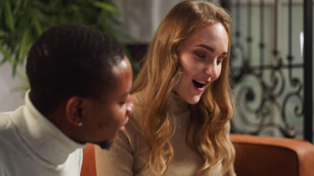 la mujer habla de los parientes de su compañero de grupo negro mostrando el álbum