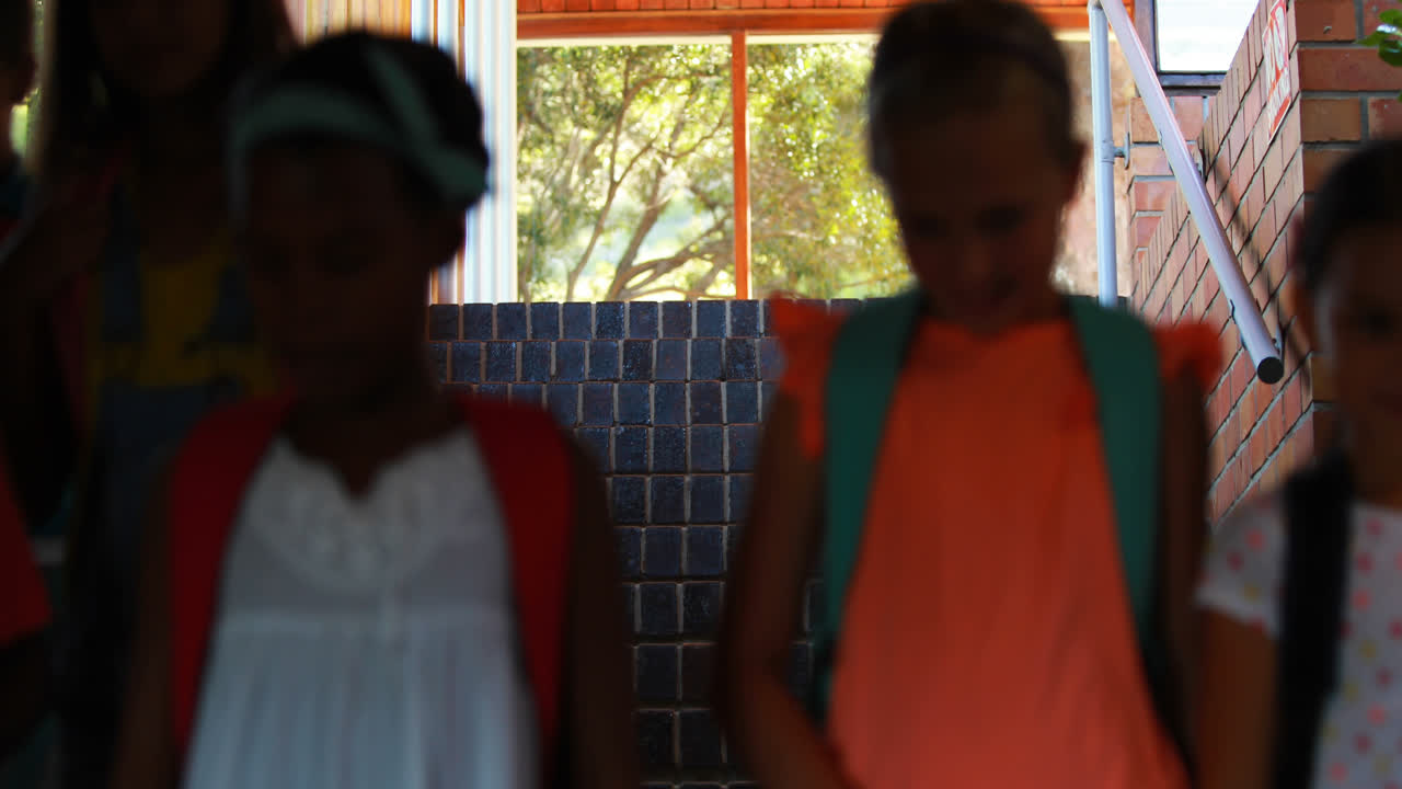 un grupo de niños caminando por las escaleras