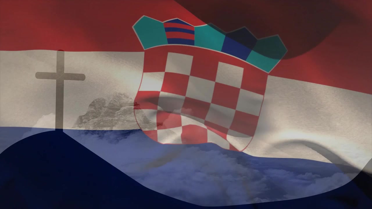 Wind weht kroatische Flagge, roter Streifen kräuselt sich, kariertes Wappen schaukelt und zeigt windige Bewegung.