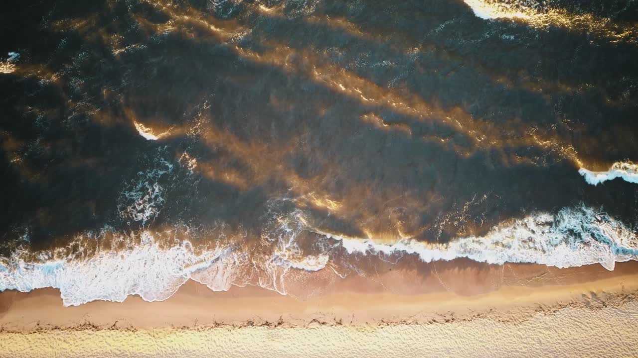 발트 해 해안선 의 공중 사진, 위 에서 볼 수 있는 파도