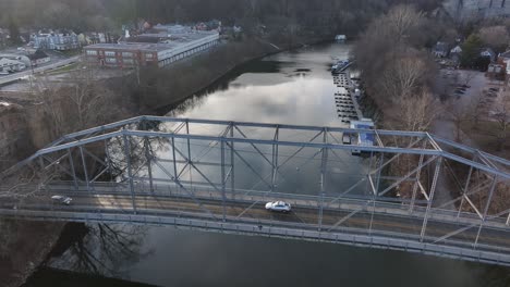 Puente-Cantando-Sobre-El-Río-Kentucky-Ohio-En-El-Centro-De-Frankfort-Kentucky-Durante-La-Puesta-De-Sol-Con-Automóviles-Circulando-Sobre-Una-Plataforma-Rodante-Aérea