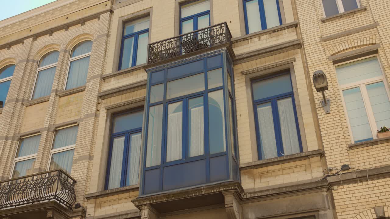 ventana de arco tradicional en la fachada de la arquitectura en bruselas, bélgica
