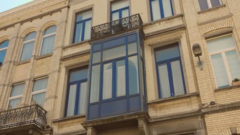 Ventana-De-Proa-Tradicional-En-La-Fachada-De-La-Arquitectura-En-Bruselas,-Bélgica