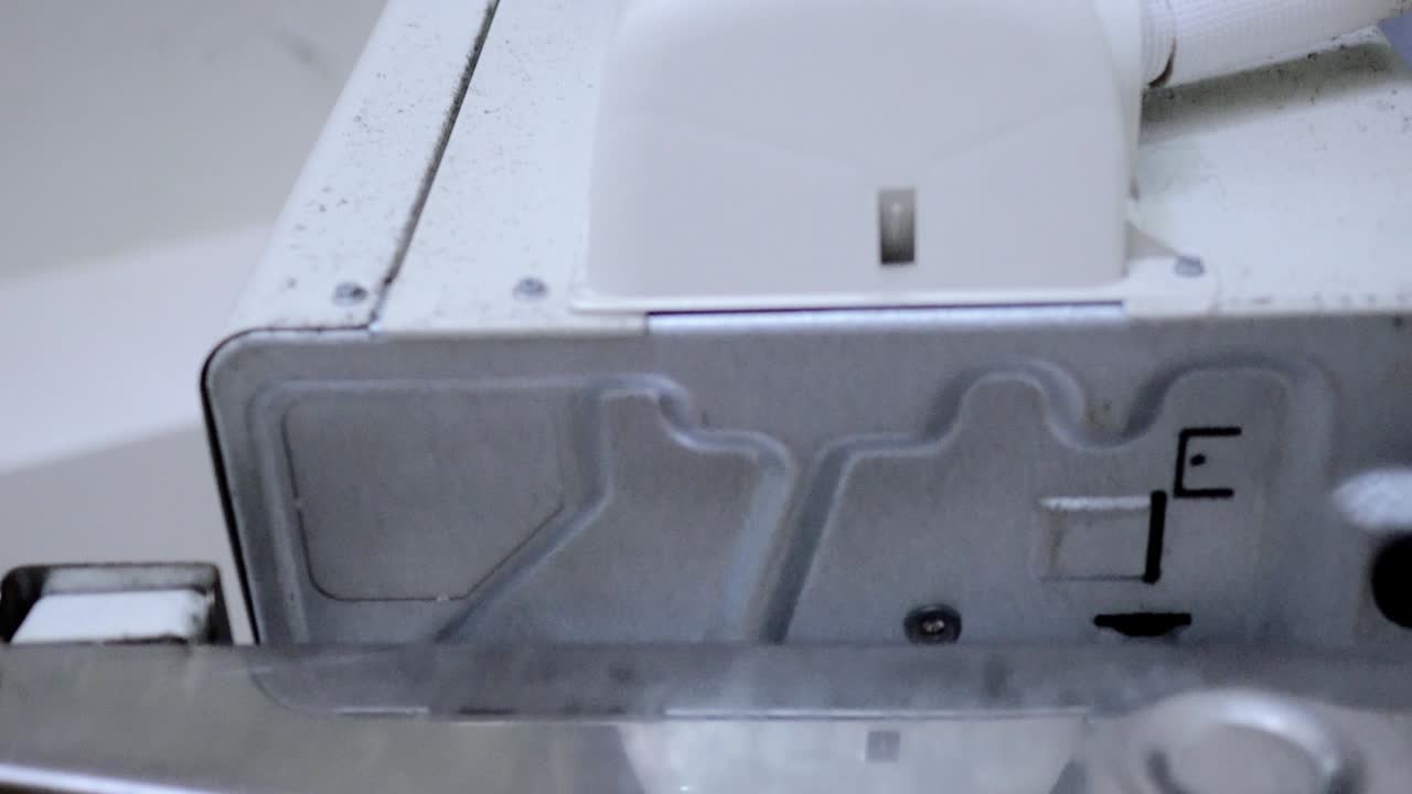 большой компрессор кондиционера висит на стене. наклон выстрела снизу вверх. субъект справа.