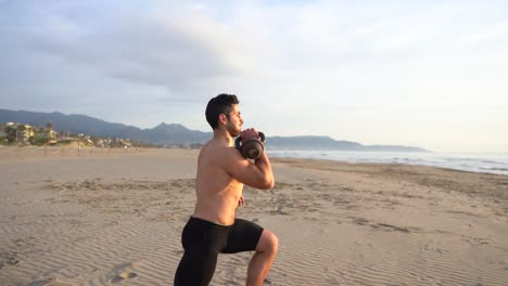 Atleta-Entrenando-En-La-Playa-Con-Peso-En-La-Parte-Superior-Del-Cuerpo-En-La-Playa