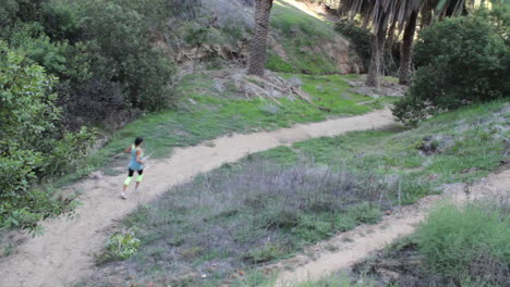 un corredor de larga distancia pasa por un camino estrecho en una carrera de entrenamiento