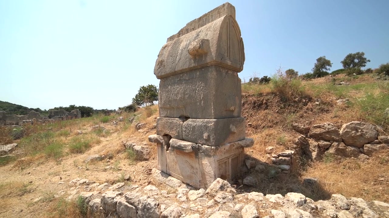 Starożytny licyjski kamienny sarkofag w stanowisku archeologicznym Patara