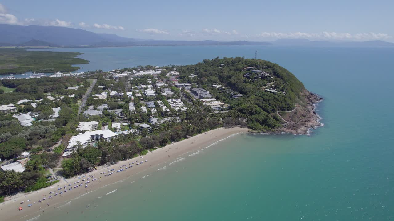 Vista aerea con drone del Four Mile Beach Resort nel Queensland settentrionale, Australia
