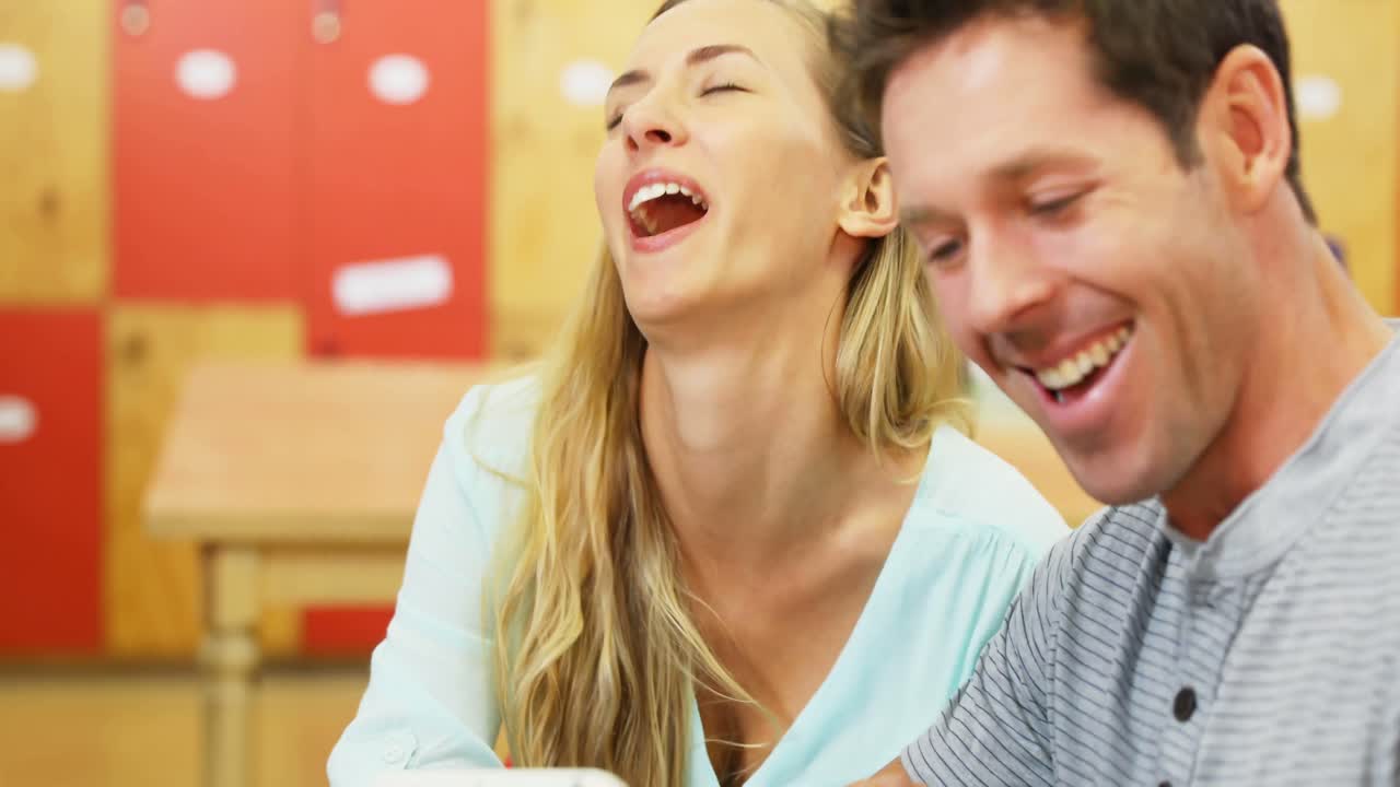 pareja usando una tableta digital en un café 4k