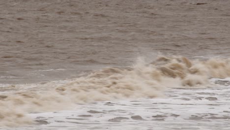 Kalte,-Düster-Aussehende-Winterwellen-Am-Sandstrand-Von-Ingoldmells,-Skegness