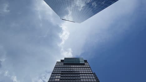 Vista-De-ángulo-Alto-De-Rascacielos-De-Cristal