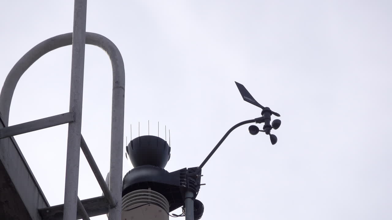 풍속을 측정하기 위해 회전하는 풍속계