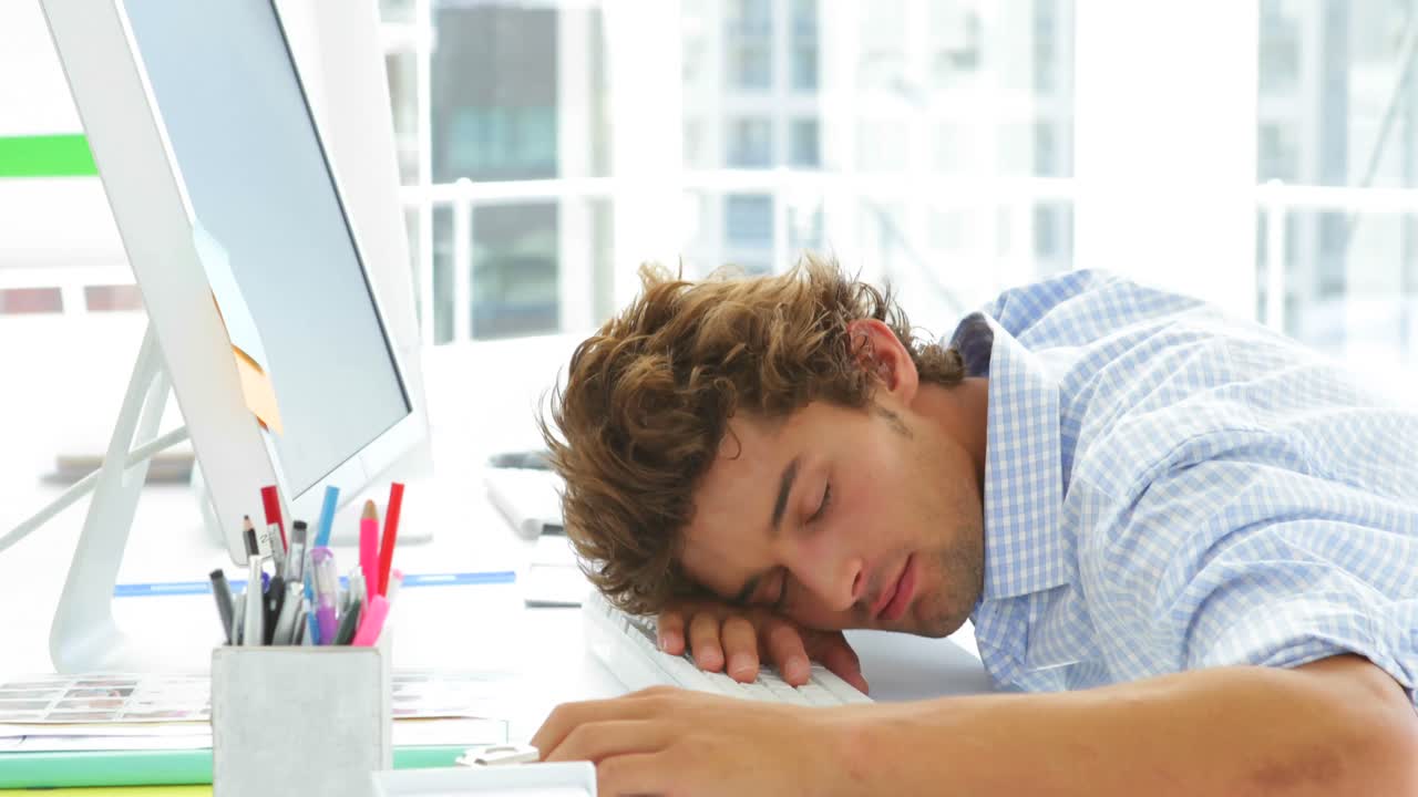 지친 사업가가 깨어납니다.