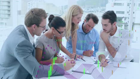 animación del procesamiento de datos financieros sobre diversos empresarios que discuten juntos en la oficina.