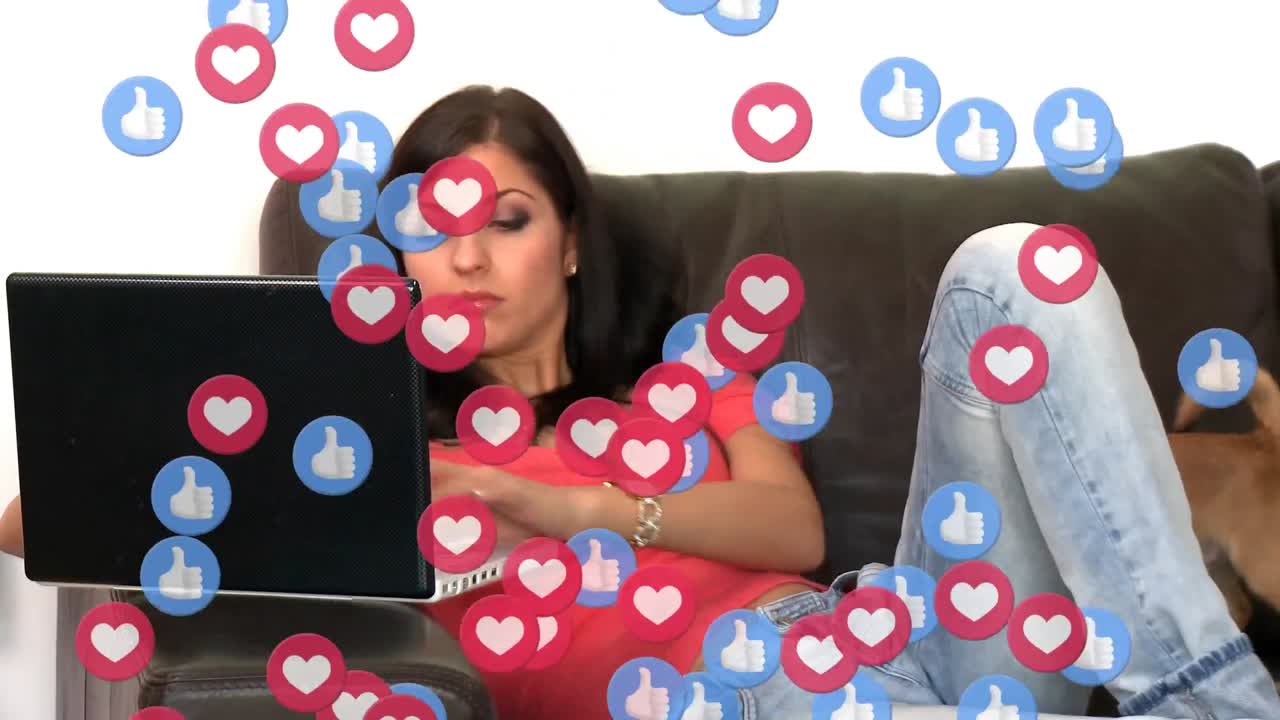 animación de iconos de redes sociales volando sobre una mujer usando su computadora portátil
