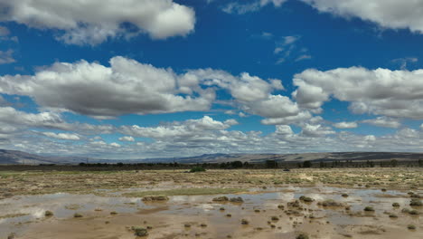 inundación repentina en el desierto de mojave después de lluvias torrenciales fuera de temporada - paso aéreo de baja altitud