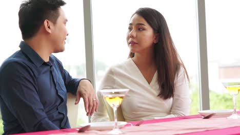 Happy-romantic-couple-eating-lunch-at-restaurant