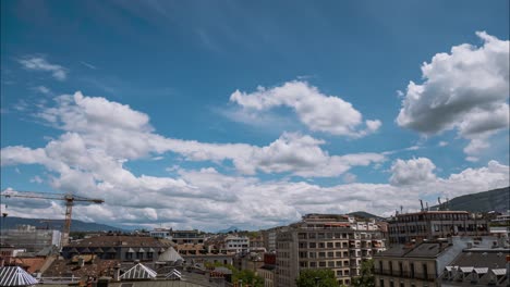 Lapso-De-Tiempo-Tomado-Sobre-Los-Tejados-De-Los-Edificios-Del-Centro-De-Ginebra,-Suiza