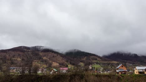 Bewölkter-Himmel-Im-Zeitraffer-In-Jaremtsche,-Ukraine-Mit-Blick-Auf-Die-Berge-Und-Das-Dorf