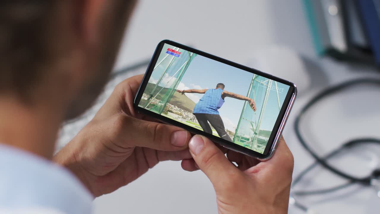 Composición de médico viendo una prueba de atletismo de lanzamiento de disco en el smartphone.