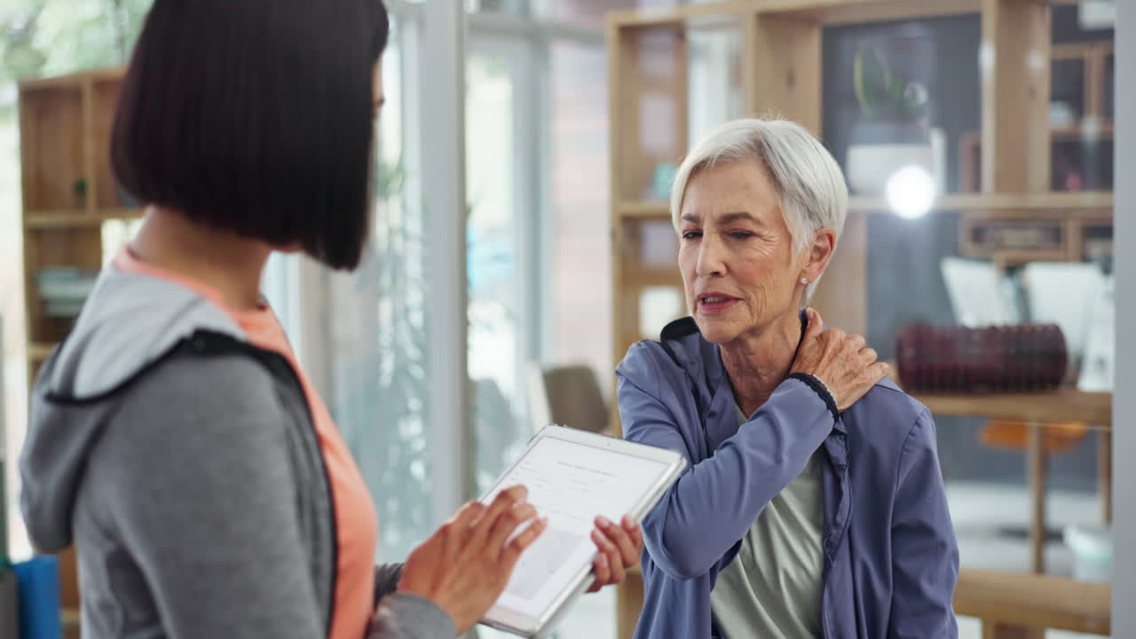 태블릿, 어깨 통증 또는 오래된 물리 치료사