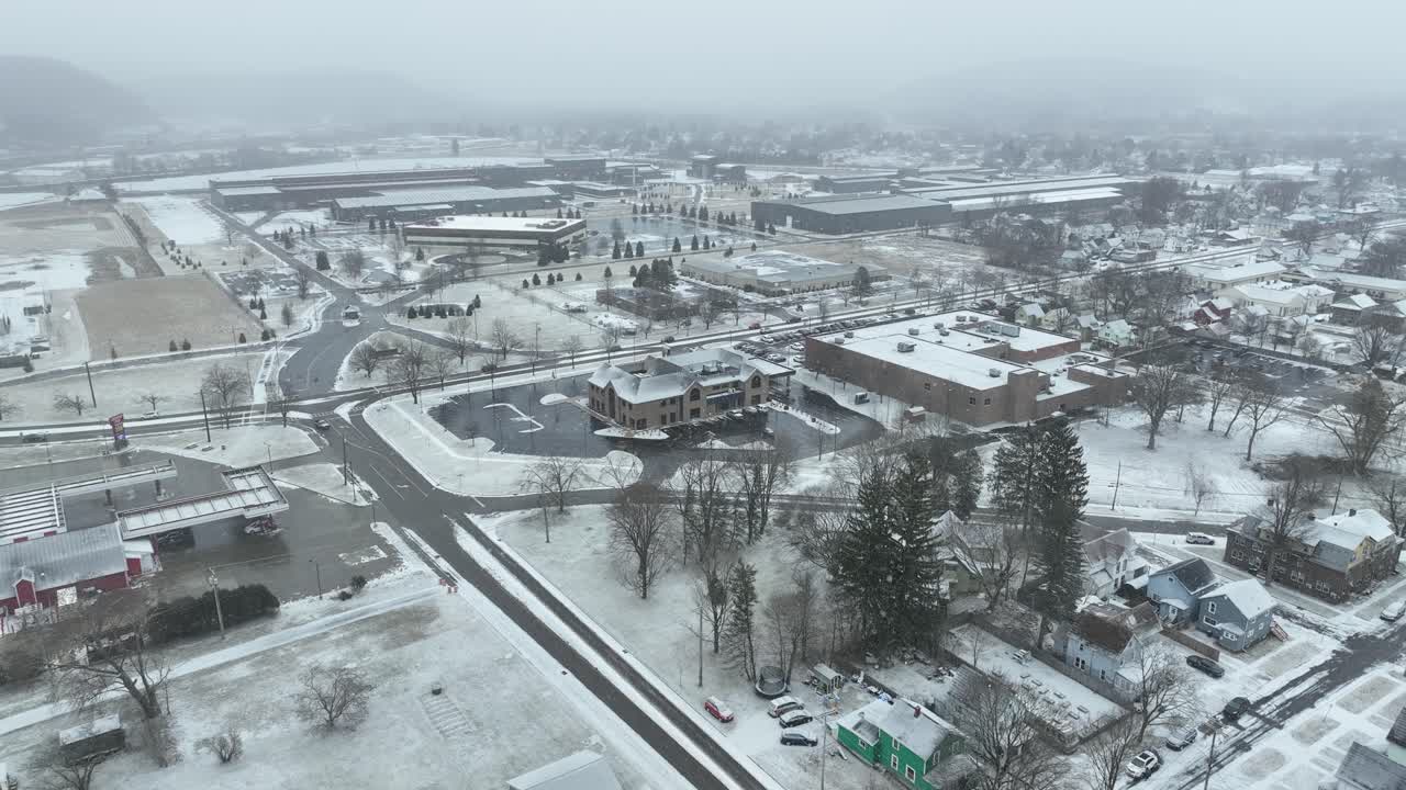 뉴욕 올린의 기업 캠퍼스에 접근하는 저고도 겨울 드론 비행