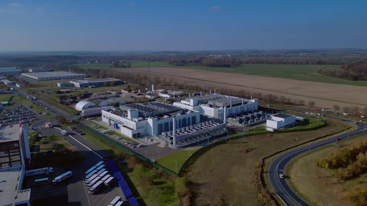 Nyskabende teknologi og futuristisk AI-infrastruktur i et stort datacenter i Tyskland, der behandler global information. Dramatisk droneoptagelse i fugleperspektiv, der flyver baglæns.