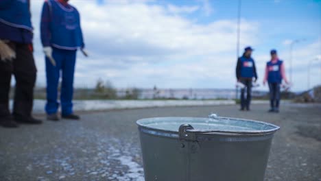 voluntarios que ayudan con la limpieza