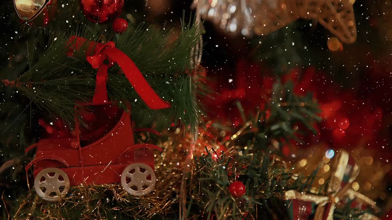 composición de video con nieve sobre adornos de navidad