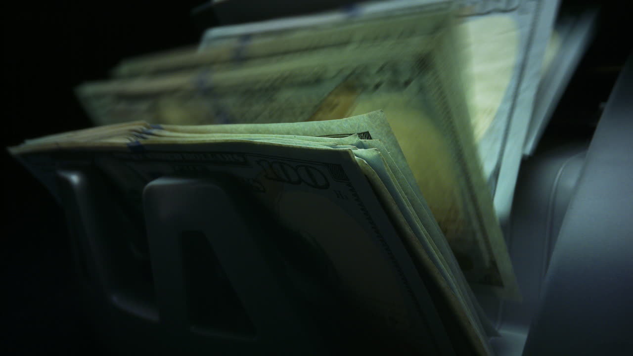 equipo de conteo de dinero. cambio de moneda de cien dólares