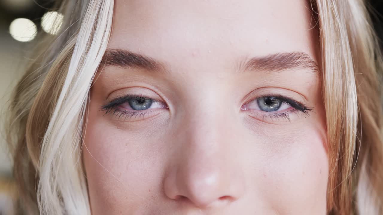 행복한 플러스 사이즈 백인 사업가 여성의 초상화, 금발, 슬로우 모션