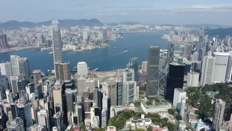 香港維多利亞灣的空中景觀,城市的摩天大在一個美麗的日子