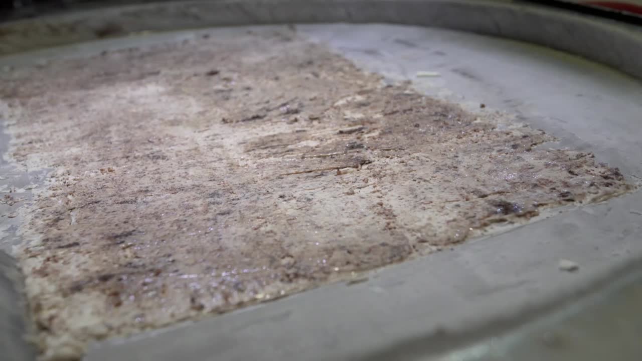 매우 차가운 팬에 준비하면서 롤 아이스크림의 태국식 볶음 아이스크림