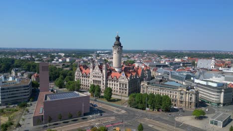 el nuevo ayuntamiento de leipzig, un impresionante ejemplo de arquitectura renacentista alemana, rodeado por la bulliciosa ciudad en un brillante día de verano