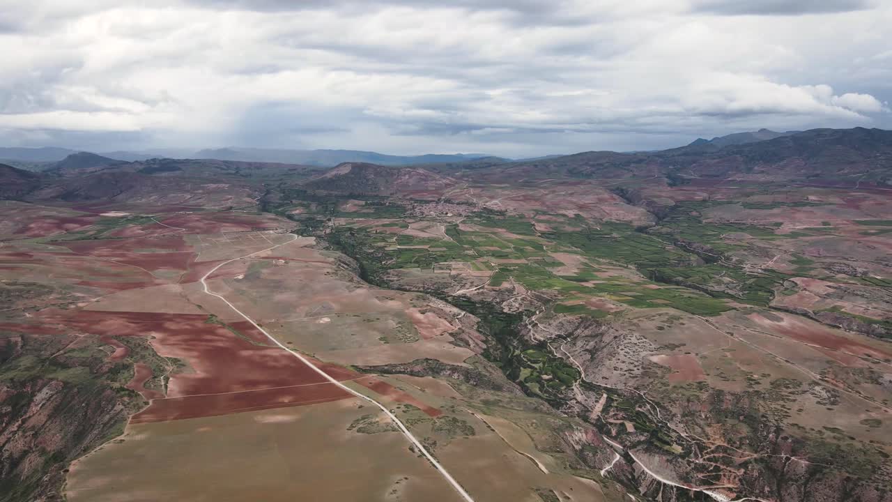 쿠스코 고원의 도로 옆에 있는 녹색 계곡의 하늘 샷