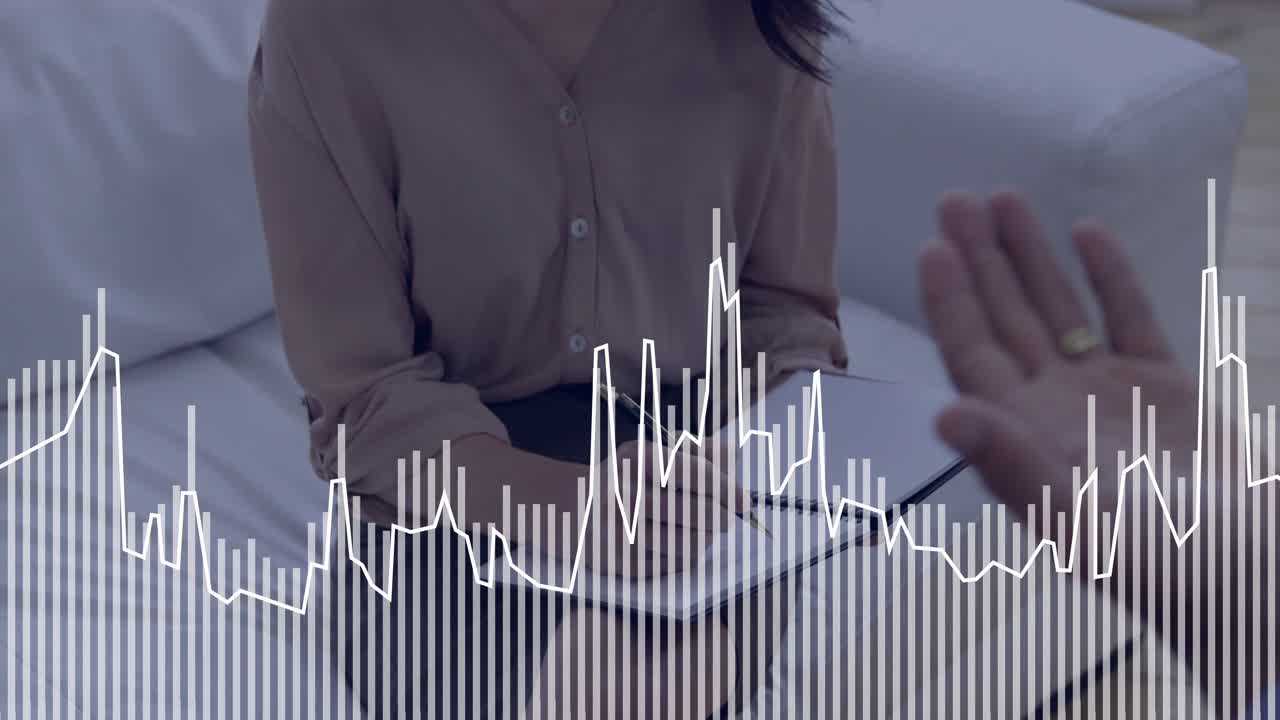Una donna prende appunti e registra mentre un consulente uomo parla, con una forma d'onda che traccia i picchi vicino al notebook.