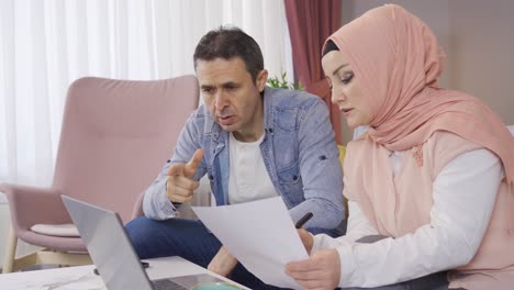 Muslim-Married-couple-discussing-debts-and-financial-problems.