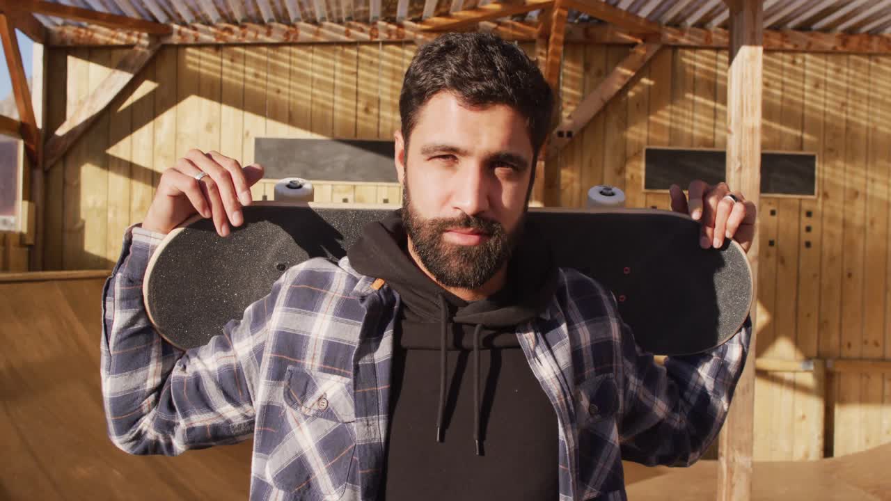 video de feliz pascua media skateboarder masculino con patineta en el parque de patinaje