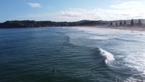 Luftdrohnenschwenkaufnahme-Von-North-Avoca-Surfern,-Die-In-Dünungswellen-Warten,-Line-up,-Central-Coast-Tourism,-NSW,-Australien-4k