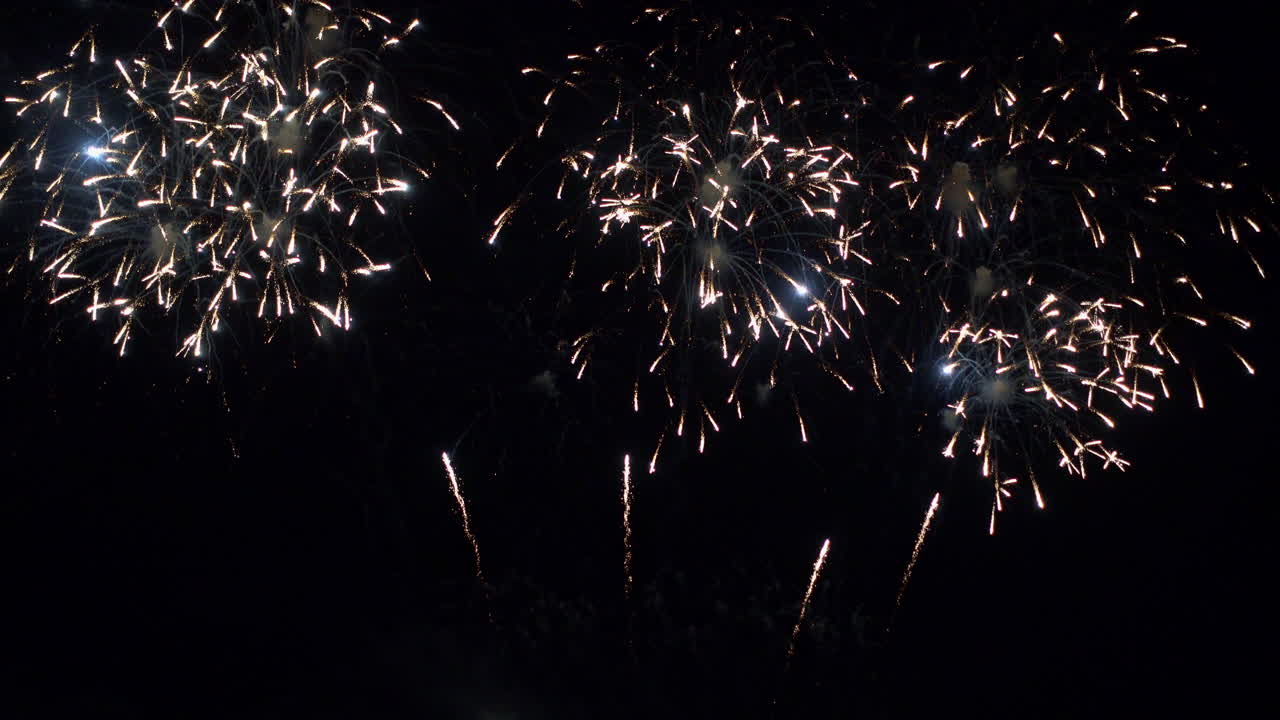 el cielo oscuro se llena de repente con múltiples explosiones de fuegos artificiales