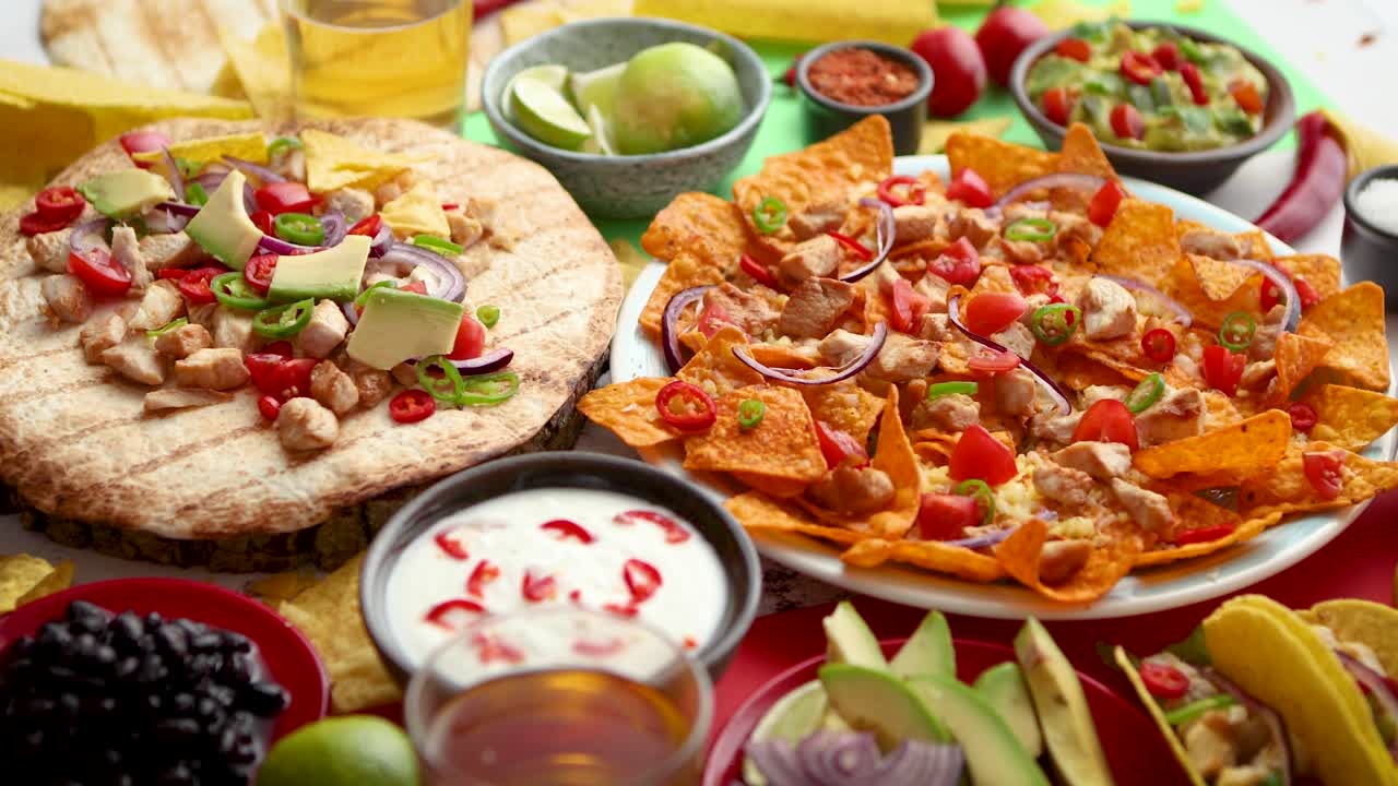 탁자 위에 있는 다양한 멕시코 음식의 구색에 대한 오버헤드 사진