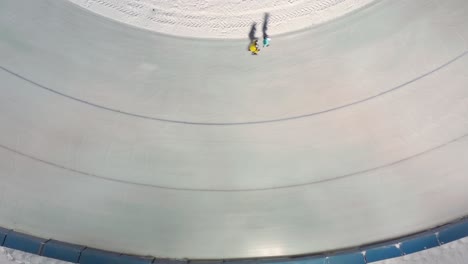 Gente-Patinando-Sobre-Hielo-En-La-Pista-De-Hielo-En-Zakopane,-Polonia-En-Invierno