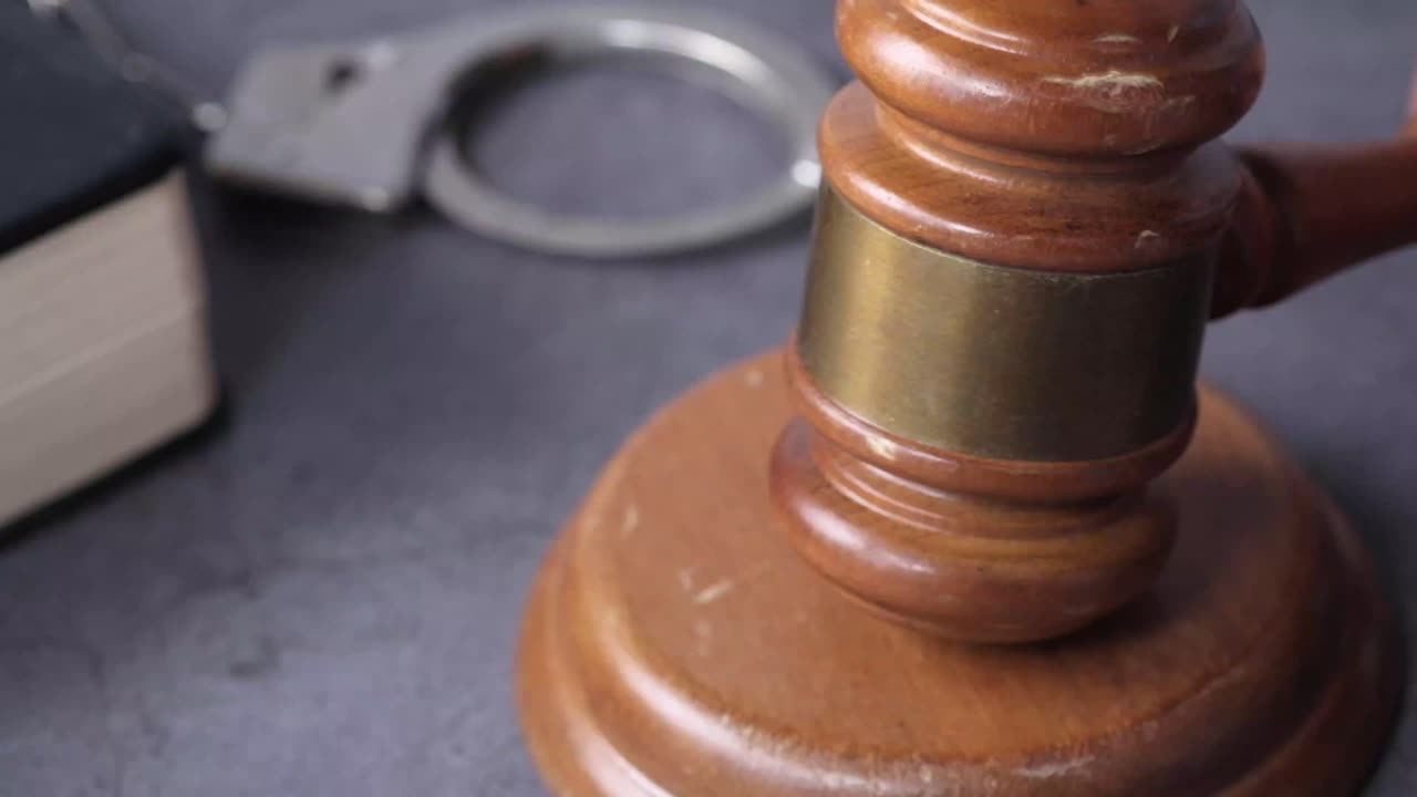 martillo de la sala de juicio y esposas