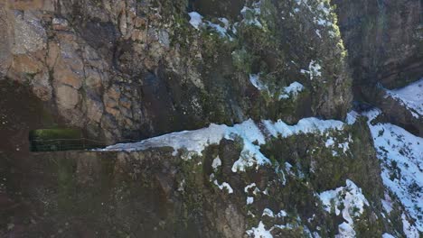 Un-Sendero-Para-Caminar-Junto-A-La-Nieve-En-La-Montaña-Pico-Ruivo-En-Madeira